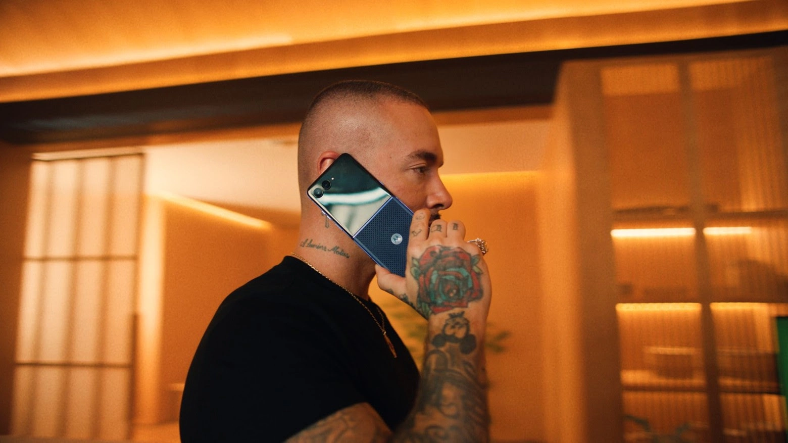 El productor y cantante J Balvin en una imagen promocional de Motorola