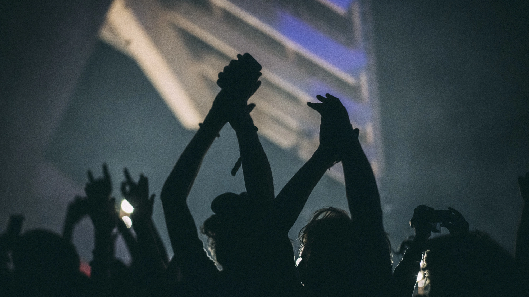 Silueta de manos del público en el Primavera Sound. Fotografía de Sergio Albert