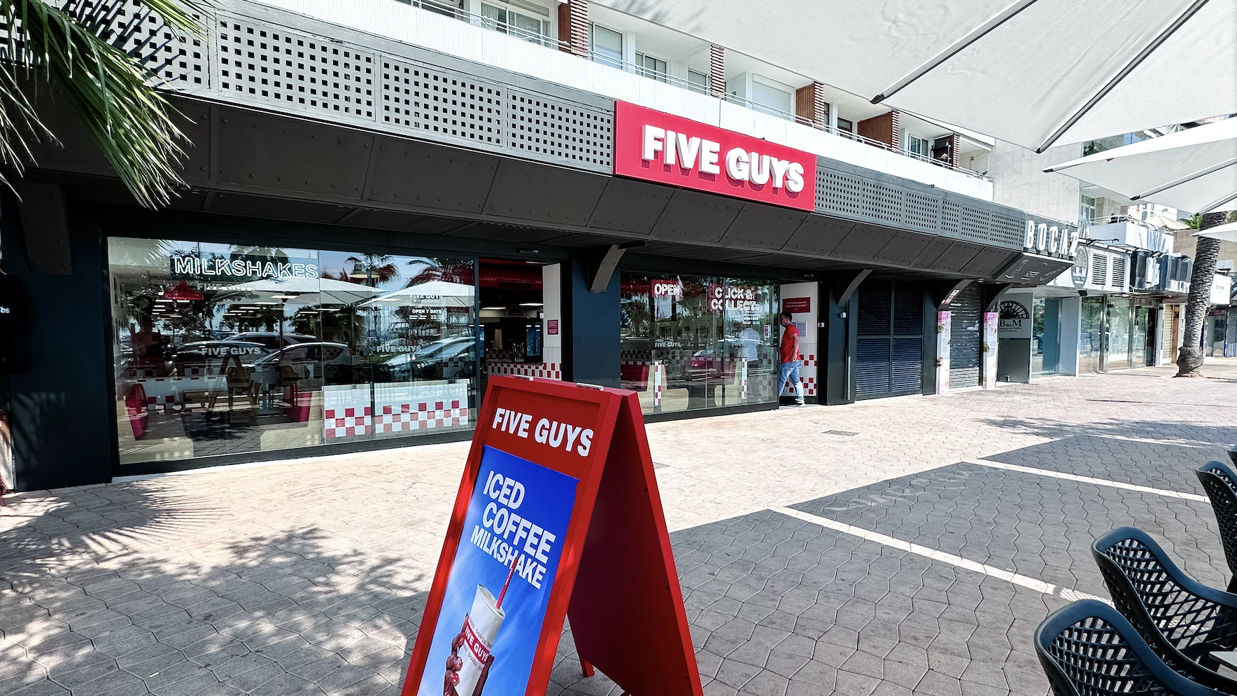 Vista de la puerta del restaurante de Five Guys en Palma de Mallorca