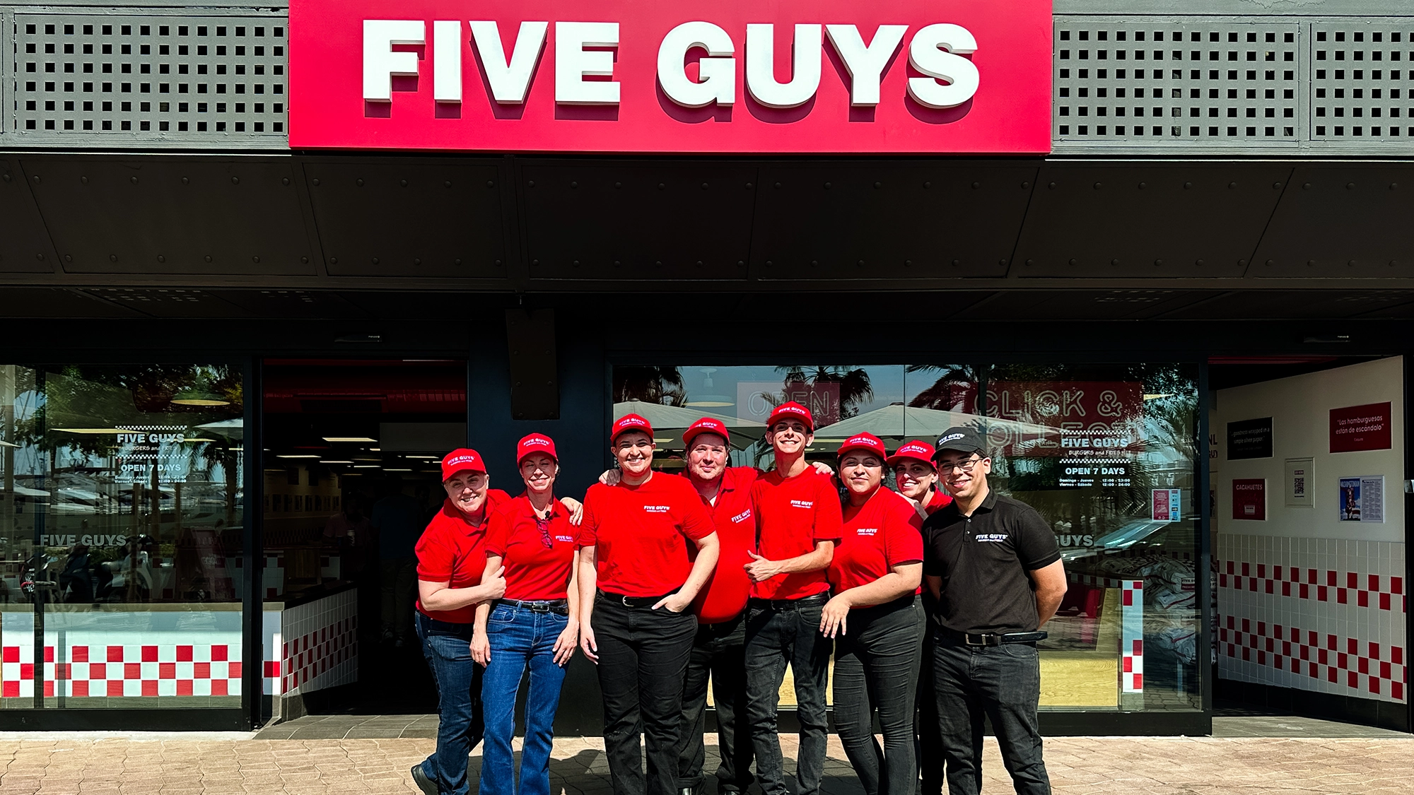 Equipo del restaurante de Five Guys en Palma de Mallorca
