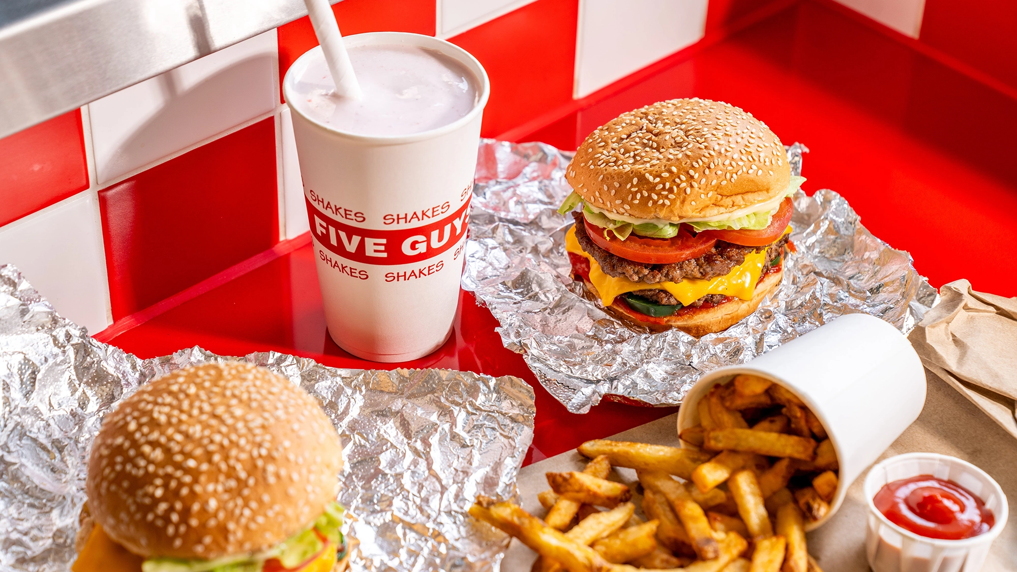 Menú de Five Guys formado por hamburguesas, patatas caseras y refresco