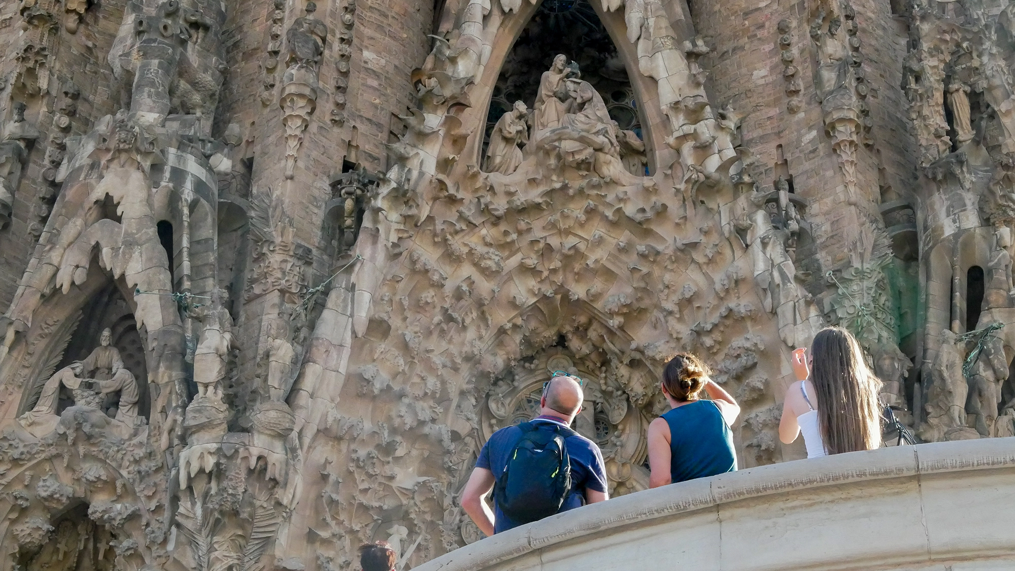 Vistantes contemplando la fachada del nacimiento de la Sagrada Familia, fotografia de Man Hoh Tang
