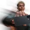 Lamine Yamal, embajador de OPPO, mostrando la versión de color neglo del Reno16
