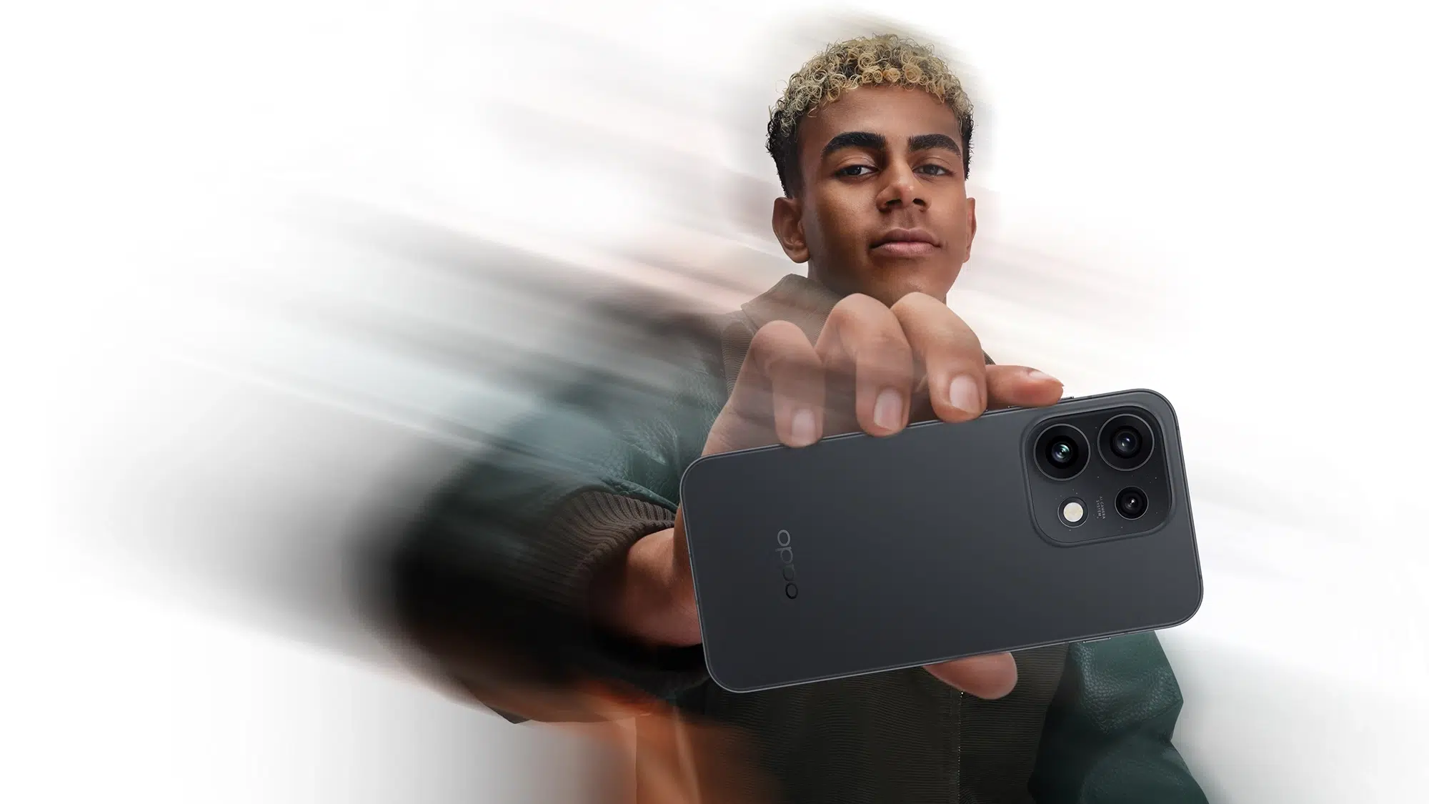 Lamine Yamal, embajador de OPPO, mostrando la versión de color neglo del Reno16