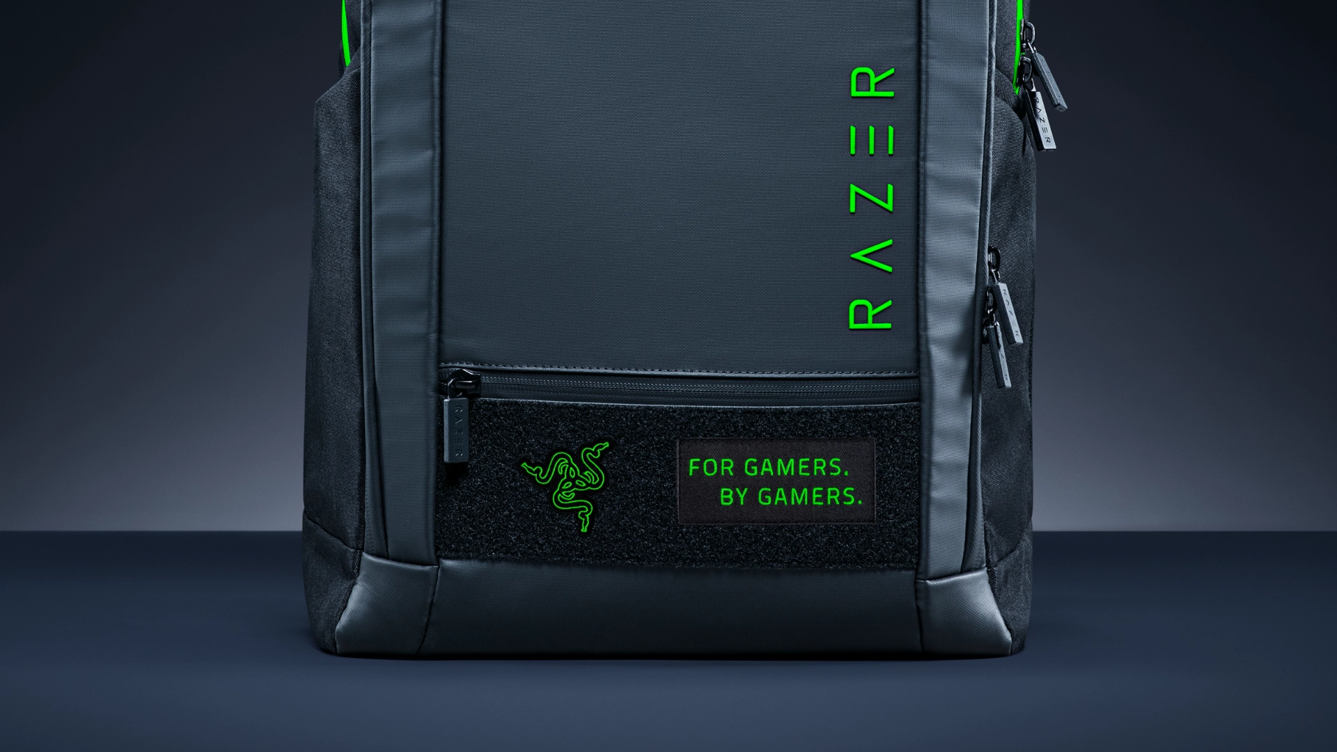 Detalle marca en el pie de la mochila Rogue Backpack V4
