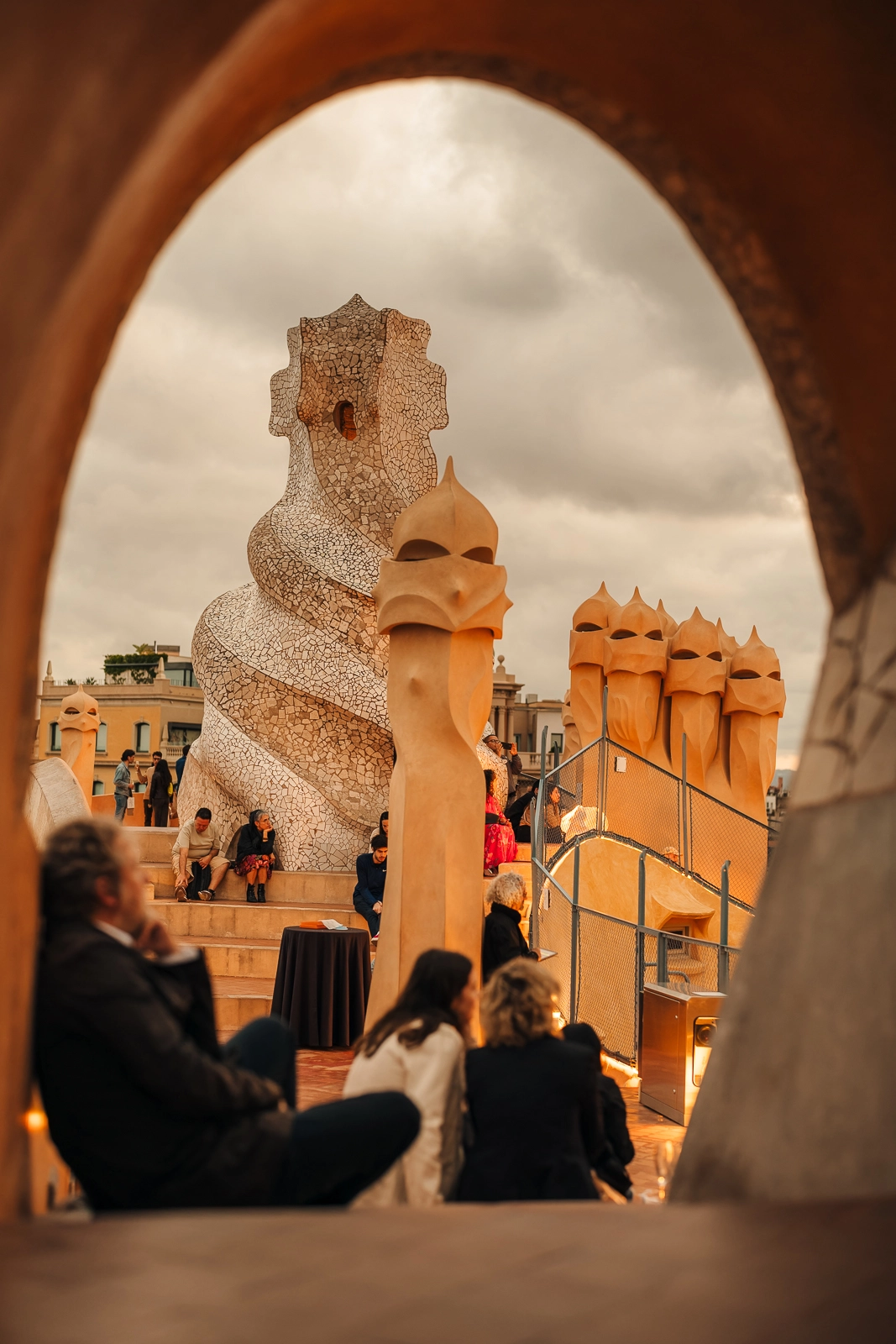 Publico del Talent Jazz disfrutando de un concierto en la azotea de La Pedrera