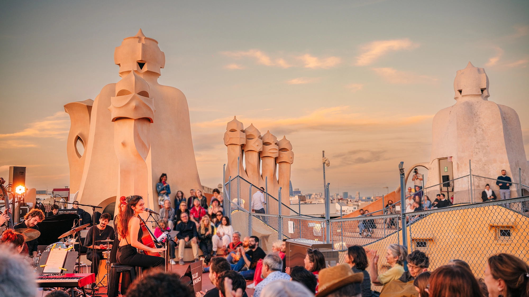 Publico del Talent Jazz disfrutando de un concierto en la azotea de La Pedrera
