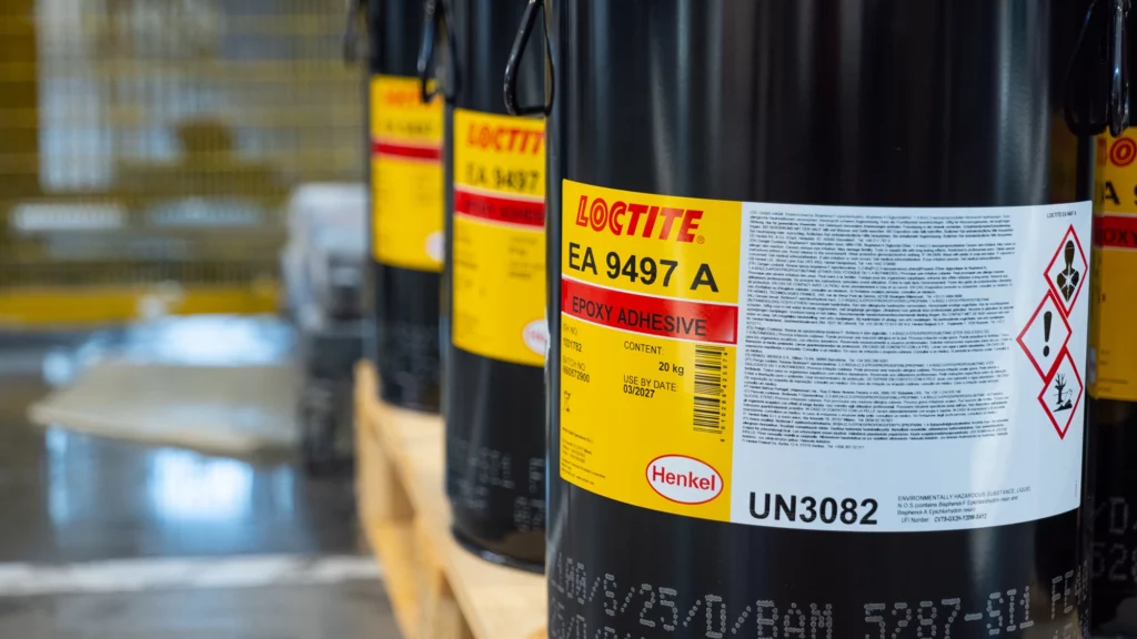 Vista de contenedores de resina Loctite EA 9497 A