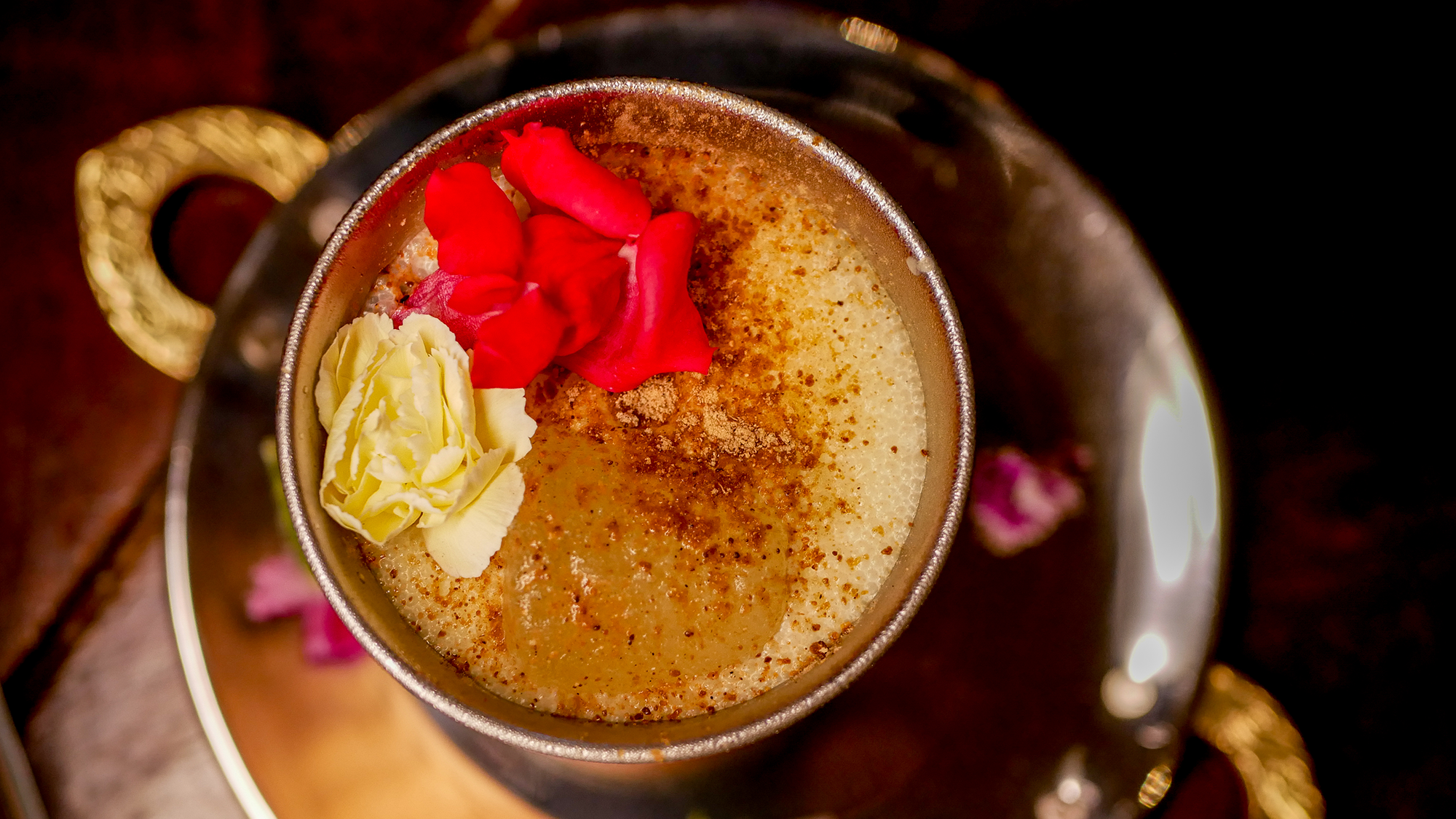 Cóctel Brahma, de perfil cremoso y especiado, elaborado con té negro, canela y notas lácteas.