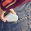 Usuario se guarda su ratón plegable Mobi Fold en el bolsillo trasero del pantalón