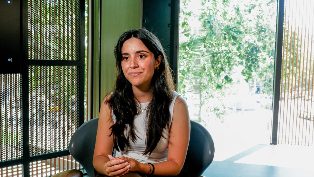 La autora Laura K. Roma en un fotograma de la entrevista en la Revista YOUNG