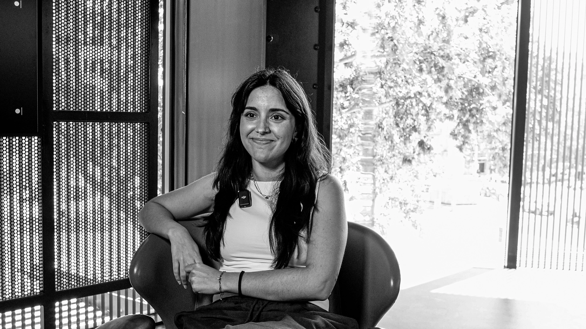 La autora Laura K. Roma en un fotograma de la entrevista en la Revista YOUNG