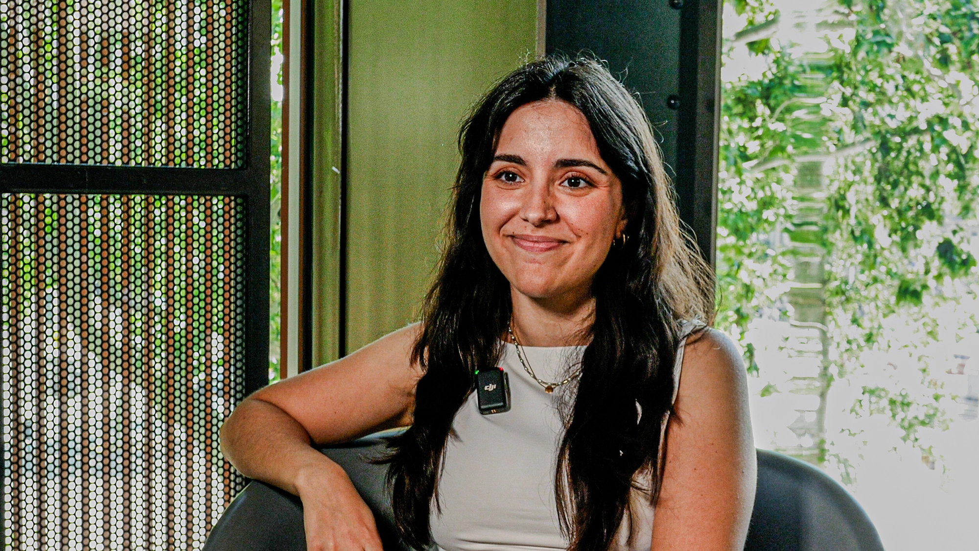 La autora Laura K. Roma en un fotograma de la entrevista en la Revista YOUNG