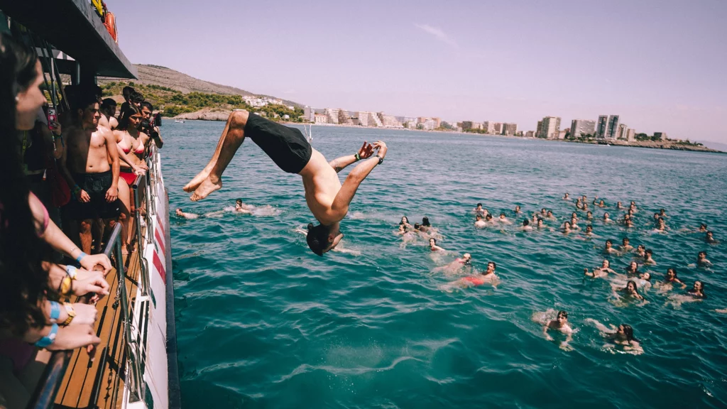 Un alumno saltando en estilo mortal del barco