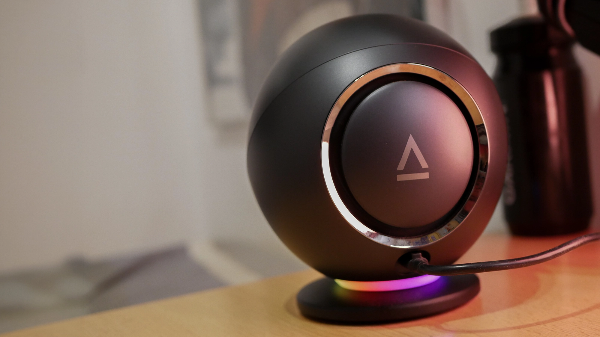 Vista trasera, dejando mostrar el subwofer del Creative Pebble Nova