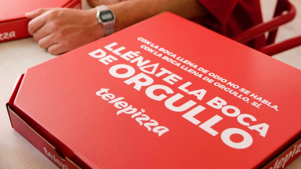 Caja de Telepizza con el eslogan del orgullo
