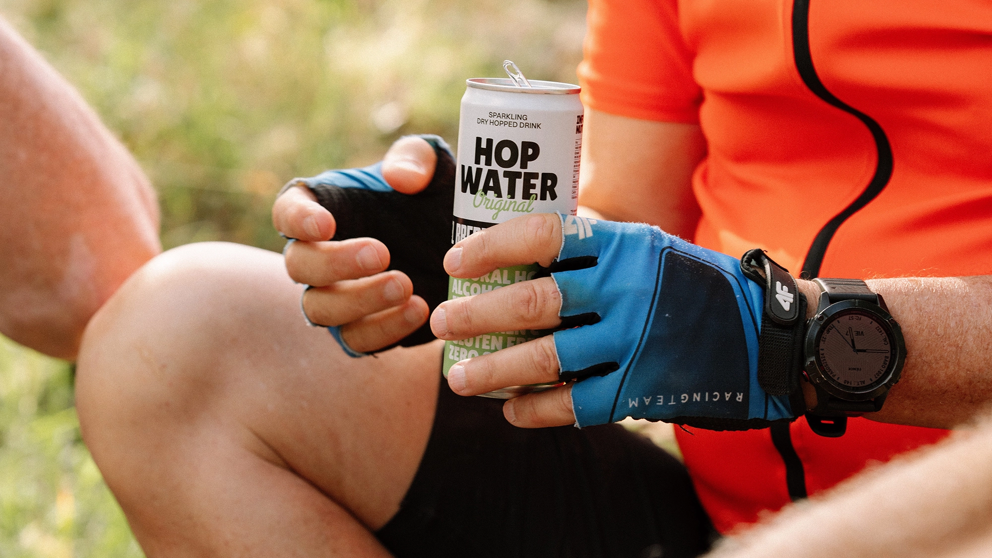 Un ciclista bebiendo Hop Water