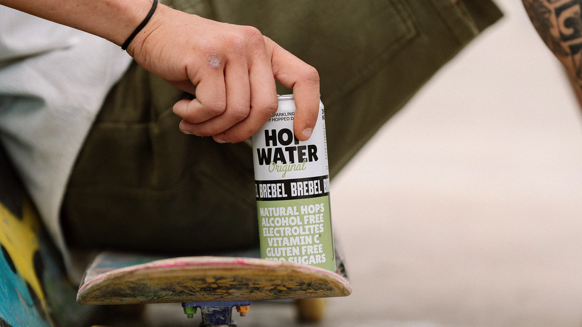 Un skater dejando su lata de Hop Water al suelo