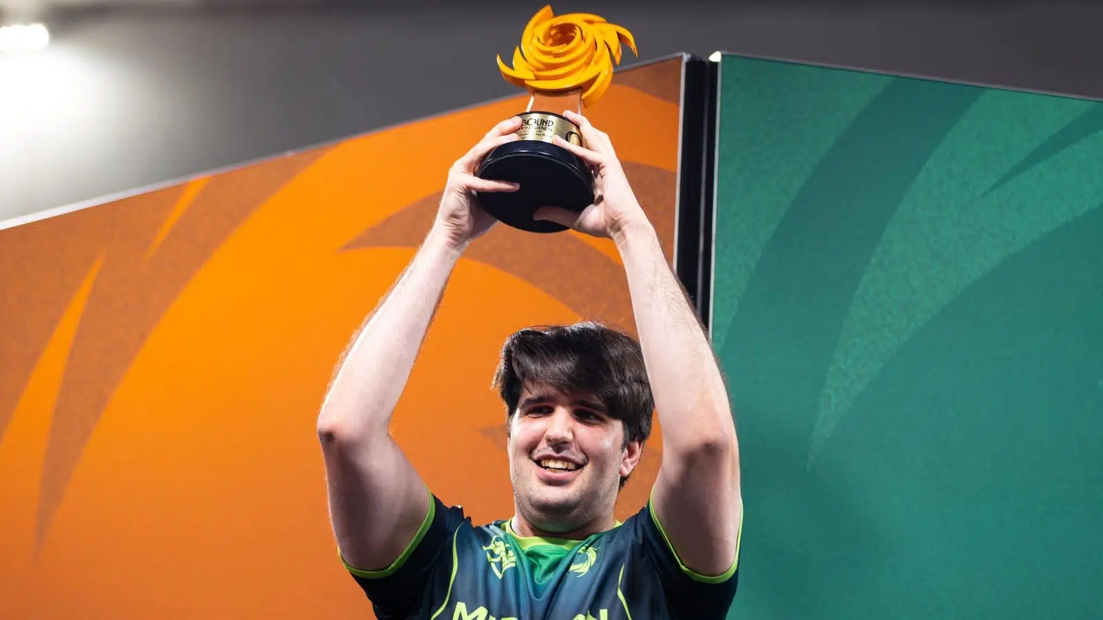TheManLand alzando el trofeo