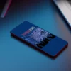 Un dispositivo con la pantalla de inicio de la nueva app de YOUNG