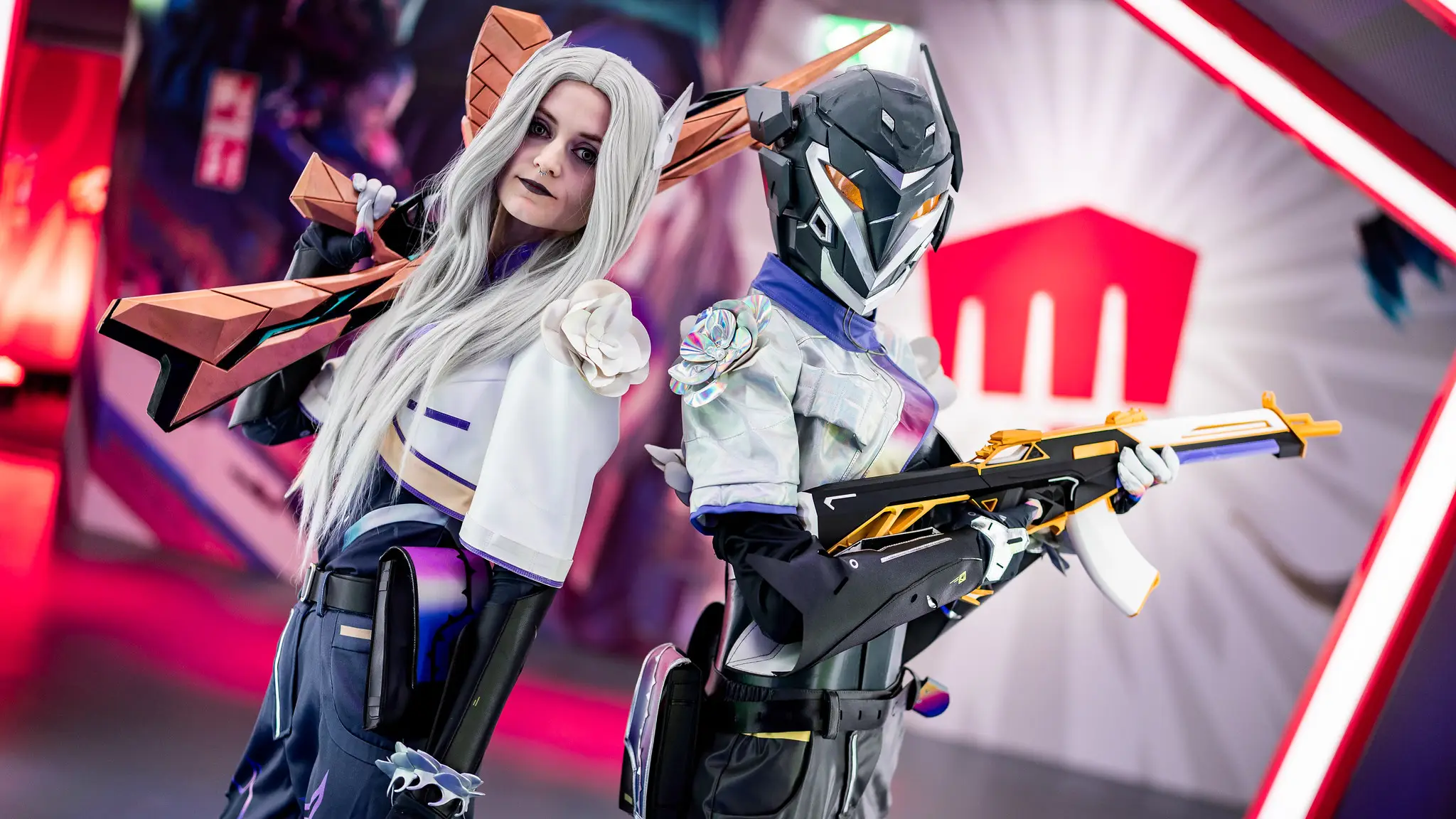 Cosplayers en una convención de VALORANT