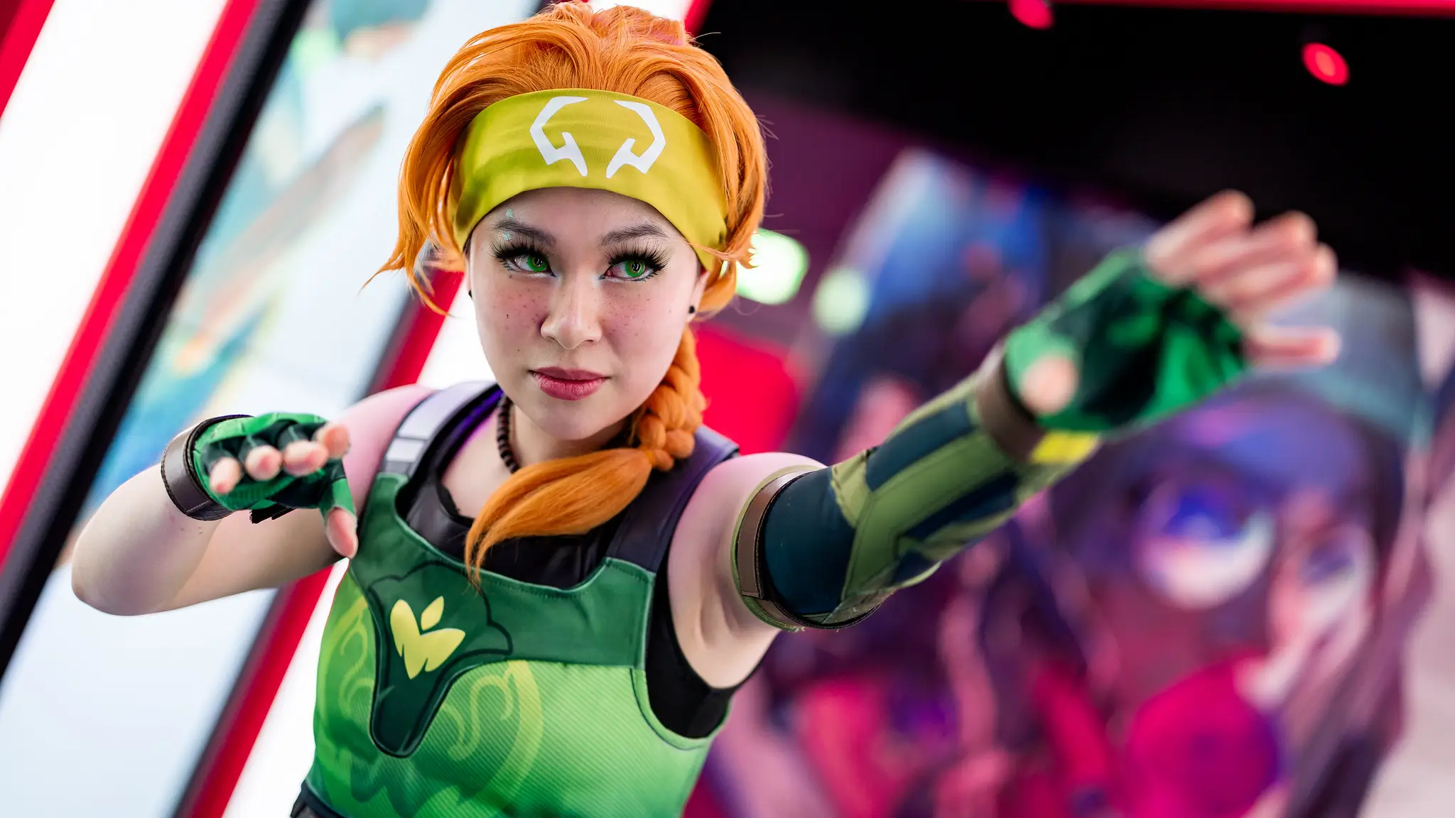 Cosplayer en una convención de VALORANT