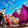 Imagen de una pareja vestida con ropa tradicional mexicana