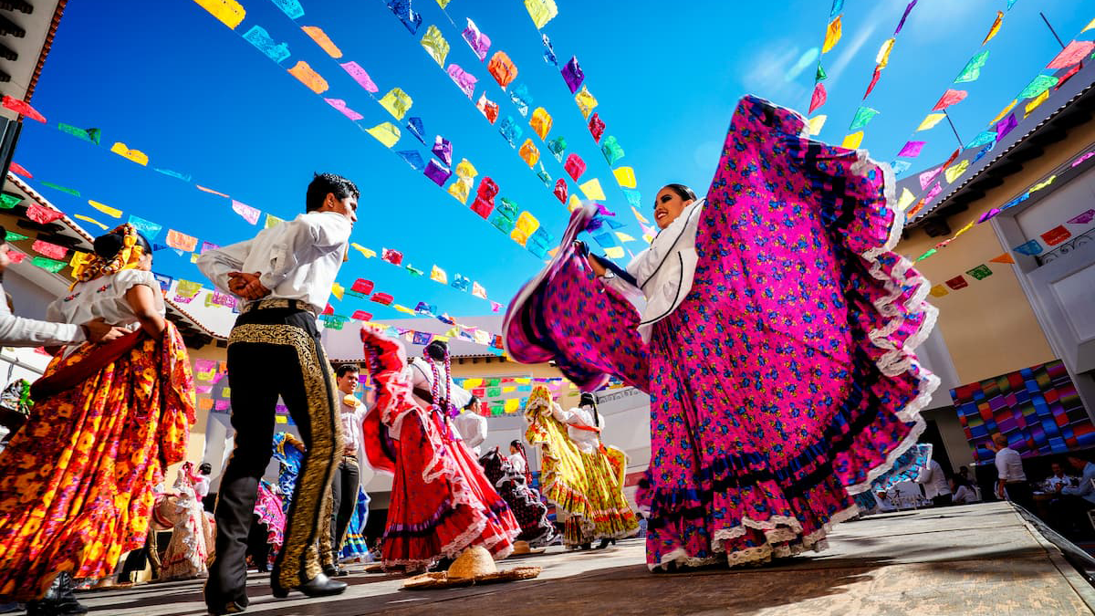 Imagen de una pareja vestida con ropa tradicional mexicana