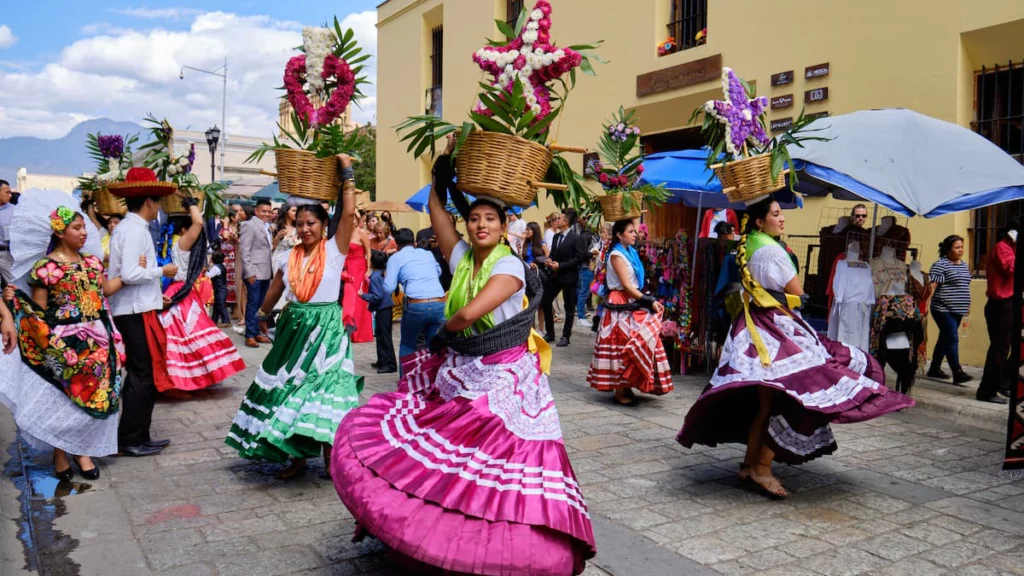 Grupo de mujeres realizando una coreografía en una comparsa de Carnaval