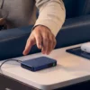 Un sujeto a punto de recoger su batería portátil Anker MagGo Power Bank 2 Pro tras su carga
