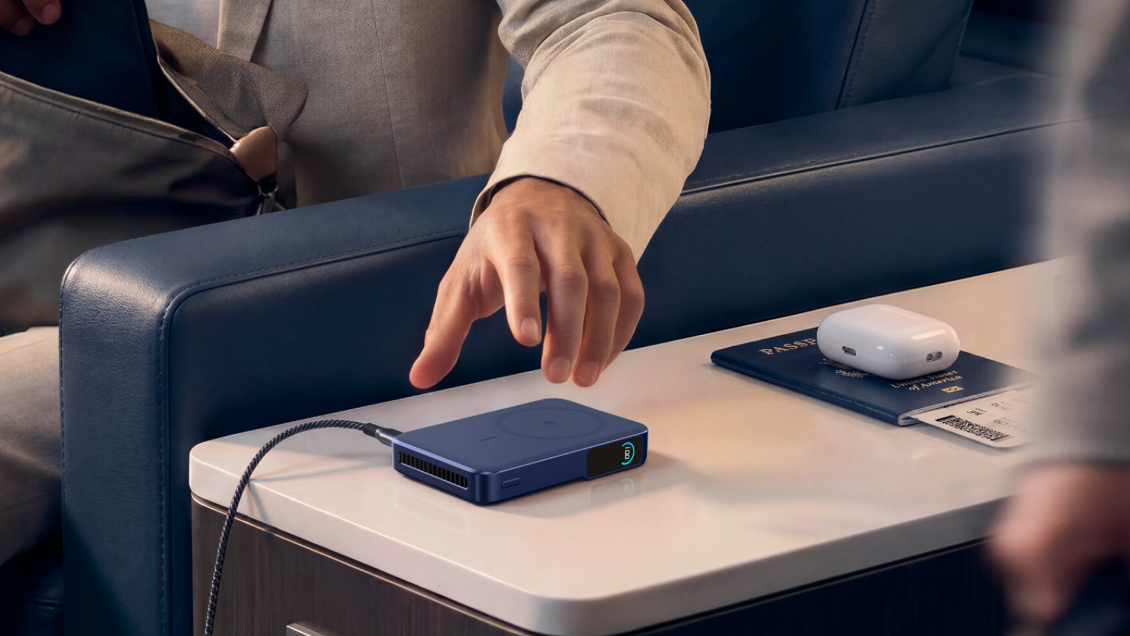 Un sujeto a punto de recoger su batería portátil Anker MagGo Power Bank 2 Pro tras su carga