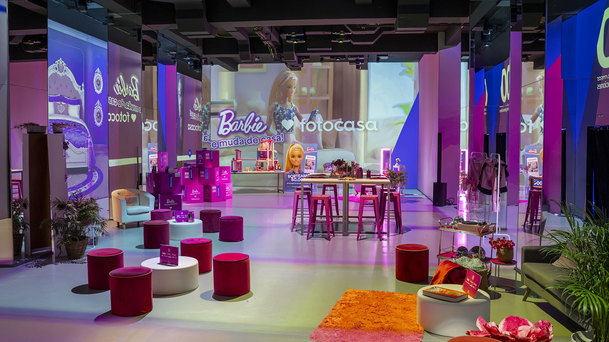 Imagen del espacio decorado con los colores vivos de Barbie