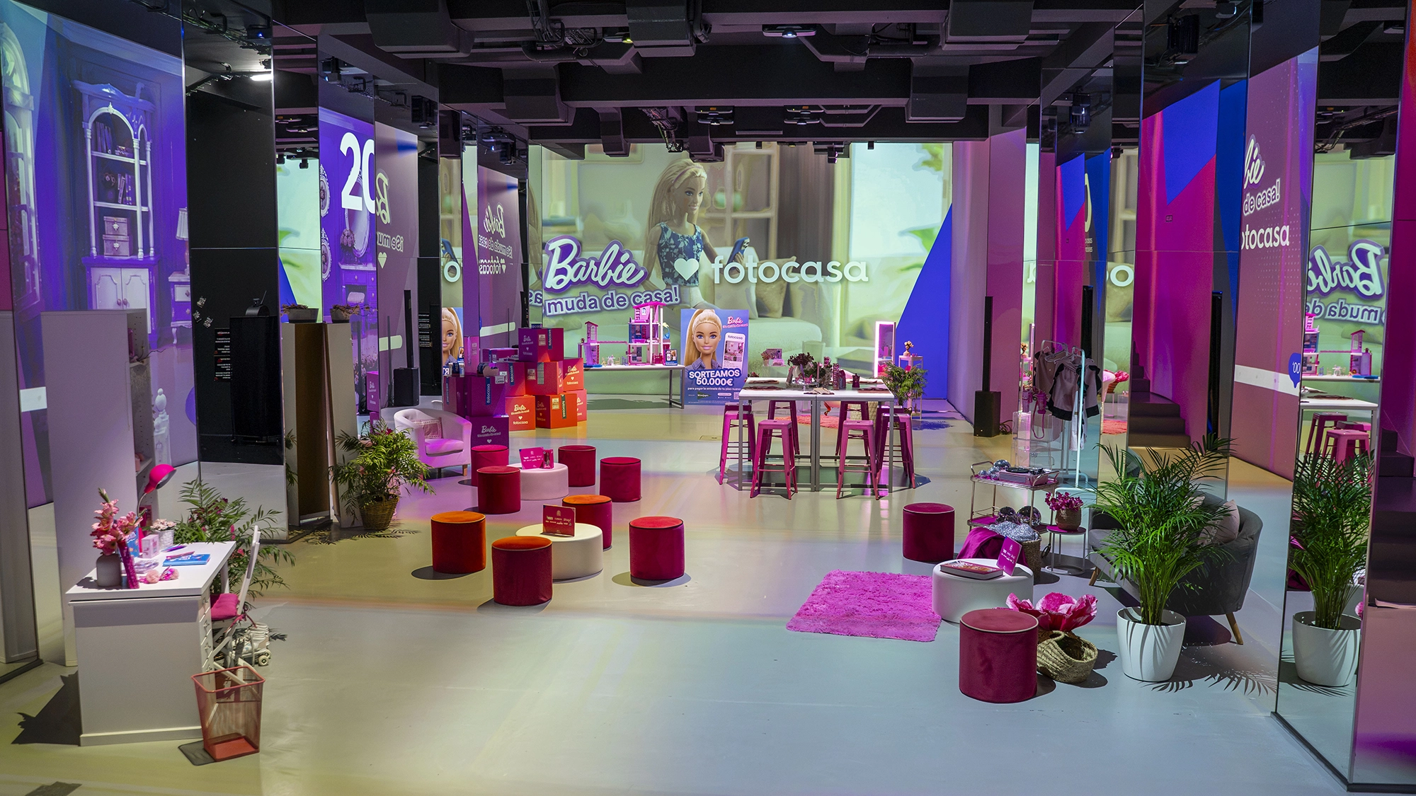 Imagen del espacio decorado con los colores vivos de Barbie