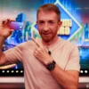 Pablo Motos sosteniendo una targeta Revolut