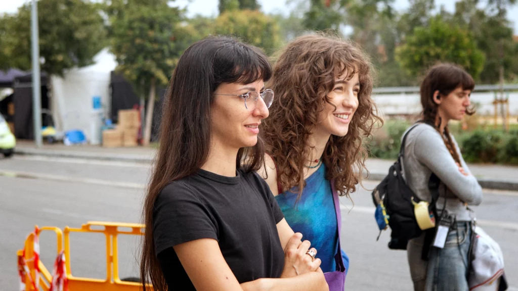Estel Díaz y Zoe Bonafonte en el rodaje de A fuego - crédito Lola Errando copia