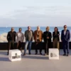 Director y equipo de ‘El triplete’ frente a la costa bilbaína esta mañana
