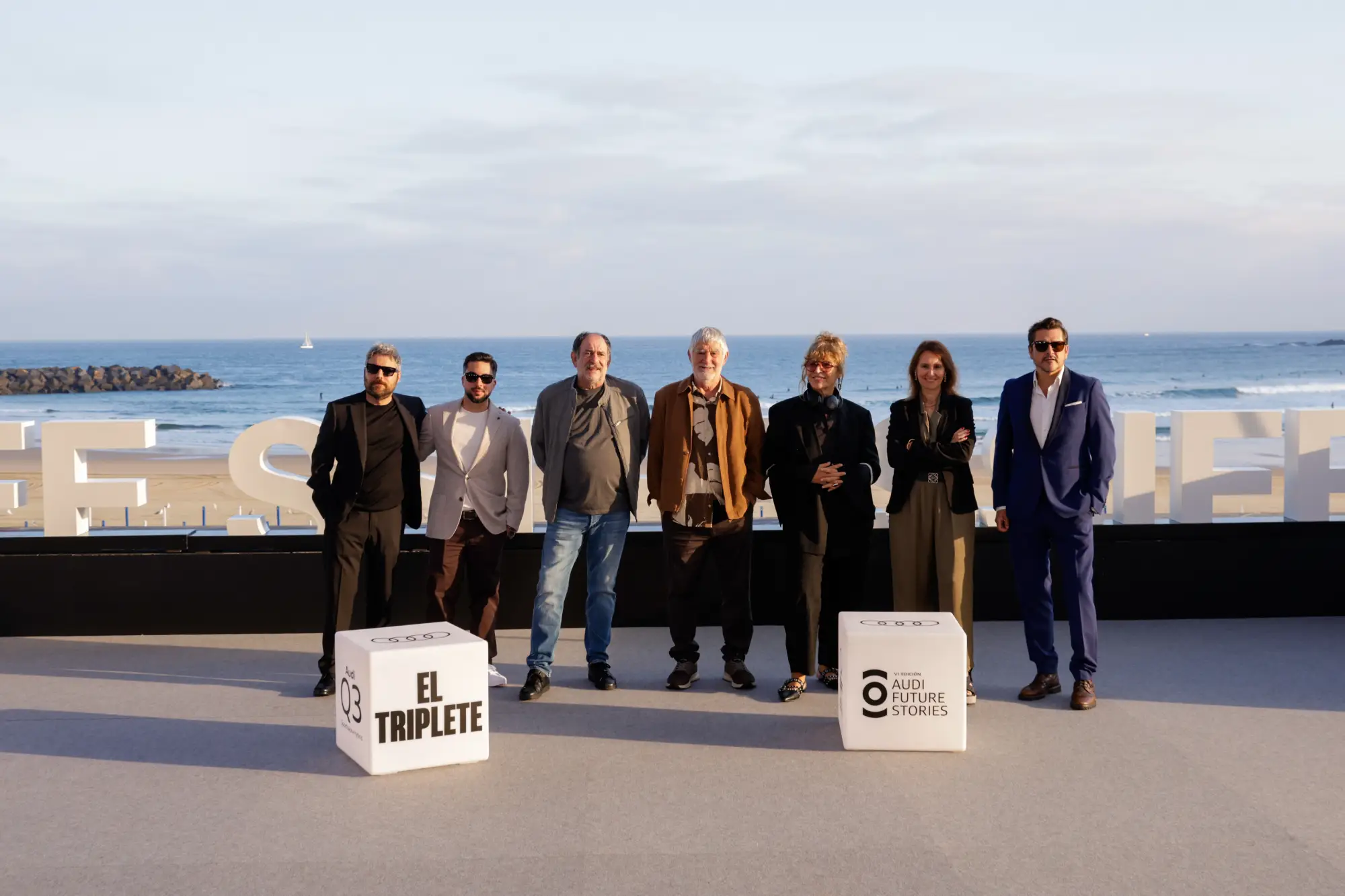 Director y equipo de ‘El triplete’ frente a la costa bilbaína esta mañana