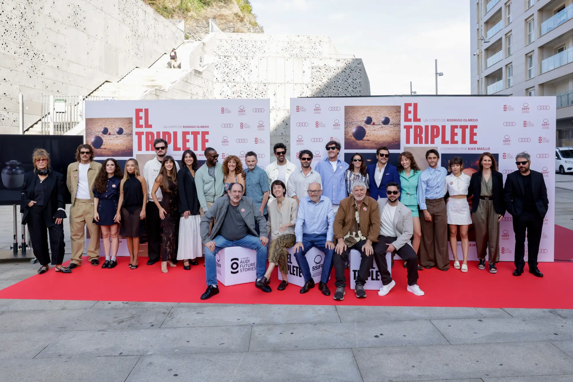 Director y equipo de ‘El triplete’ en la alfombra roja