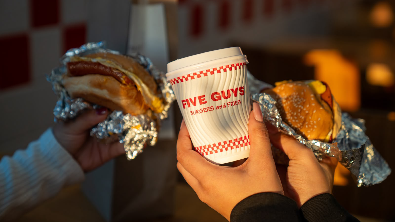 Vista de dos hamburguesas de Five Guys