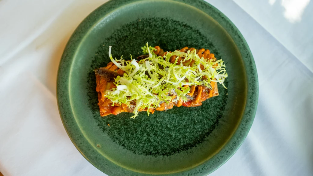 Fotografía del plato con samfaina del Restaurante Amarena