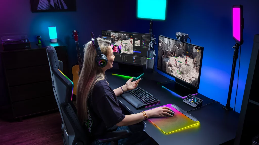 usuaria creadora de contenido frente a la cámara Razer Kiyo V2 Pro en un setup de Razer