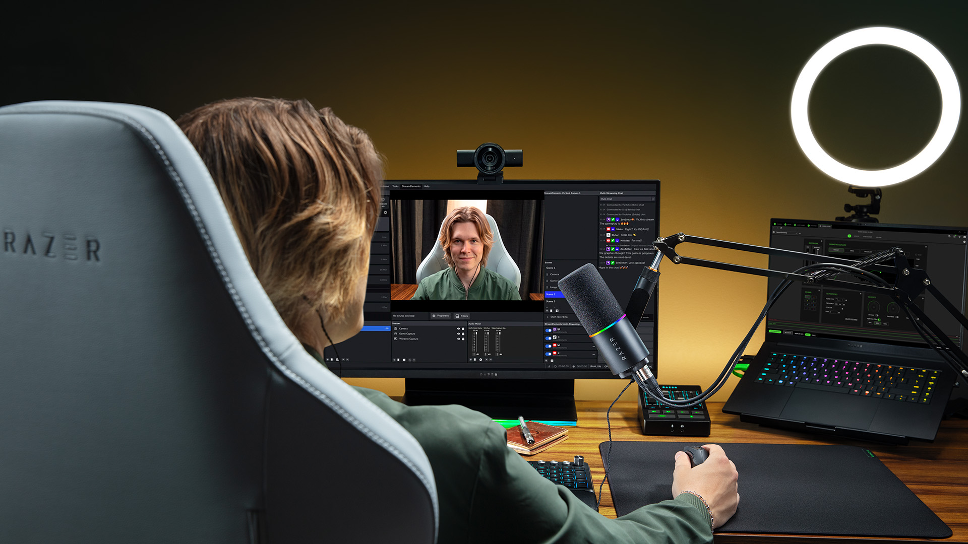 usuaria creadora de contenido frente a la cámara Razer Kiyo V2 Pro en un setup de Razer