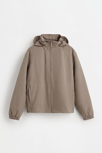 Cortavientos cuello subido (19,99 euro)