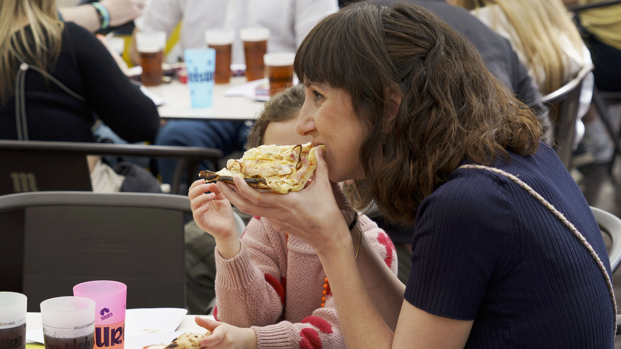 Visitante disfruitando de una deliciosa pizza