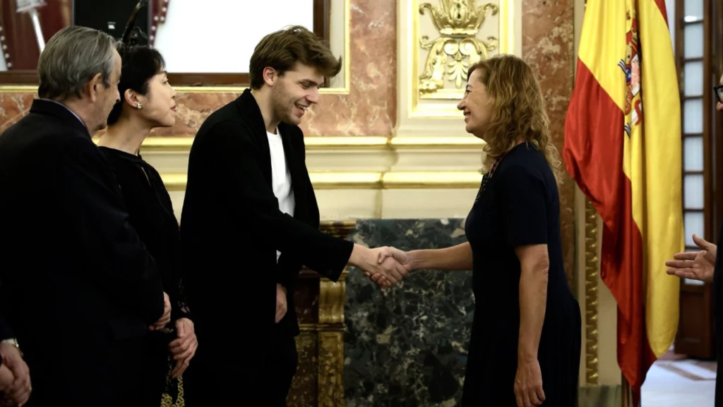 La presidenta del Congreso, Francina Armengol, da la bienvenida al violonchelista Ettore Pagano y a la pianista Yoko Suzuki a su llegada al Hemiciclo.