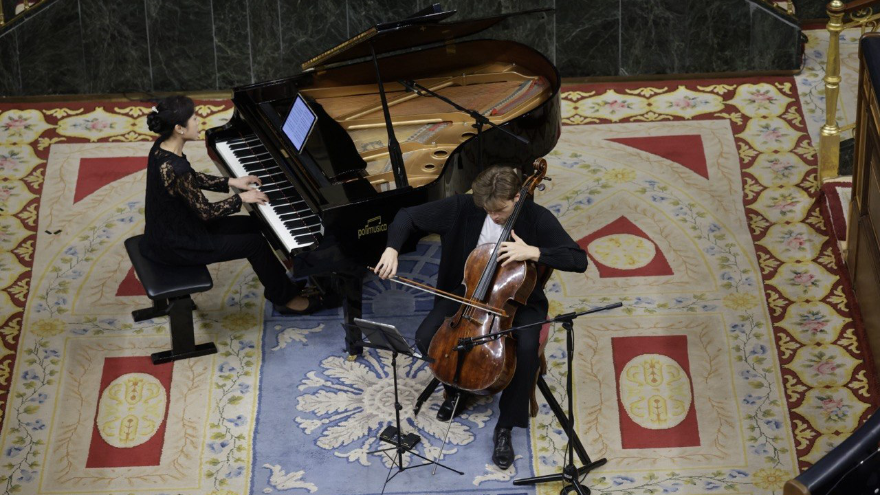 El violonchelista Ettore Pagano y a la pianista Yoko Suzuki en el emiciclo