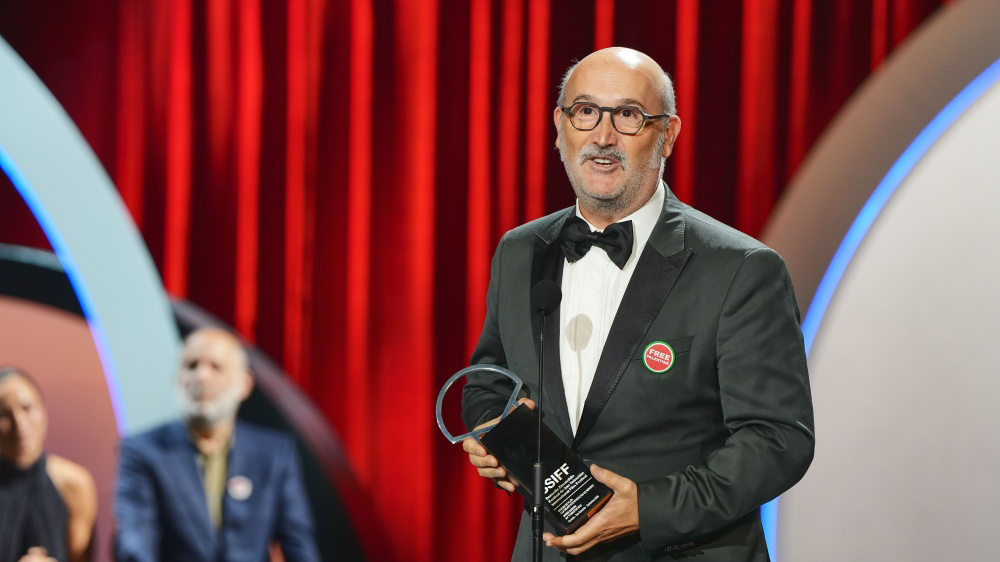 Javier Cámara recibiendo la Concha de Oro