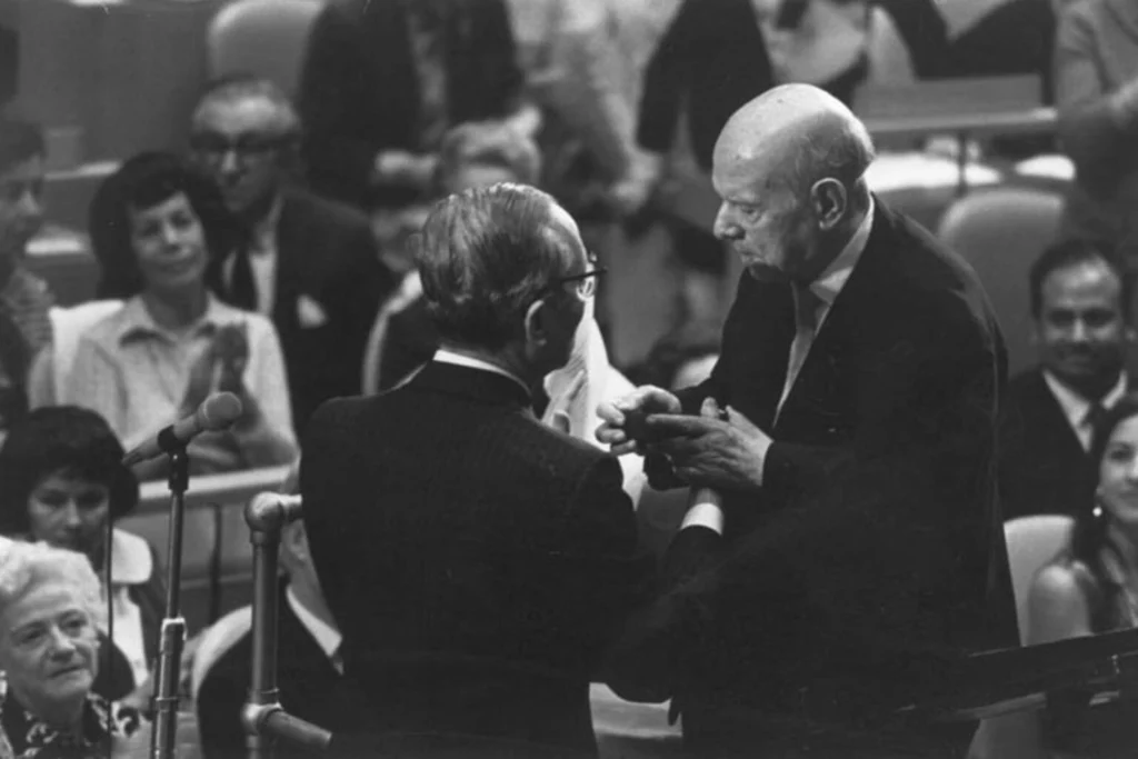 Pau Casals saluda al secretario general de las Naciones Unidas, Dag Hammarskjöld, durante su visita a la sede de la ONU en Nueva York en 1958.