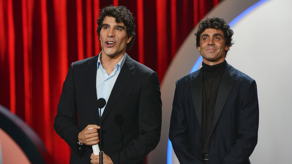 Los Javis recibiendo el Premio del público por 'La Bola Negra'