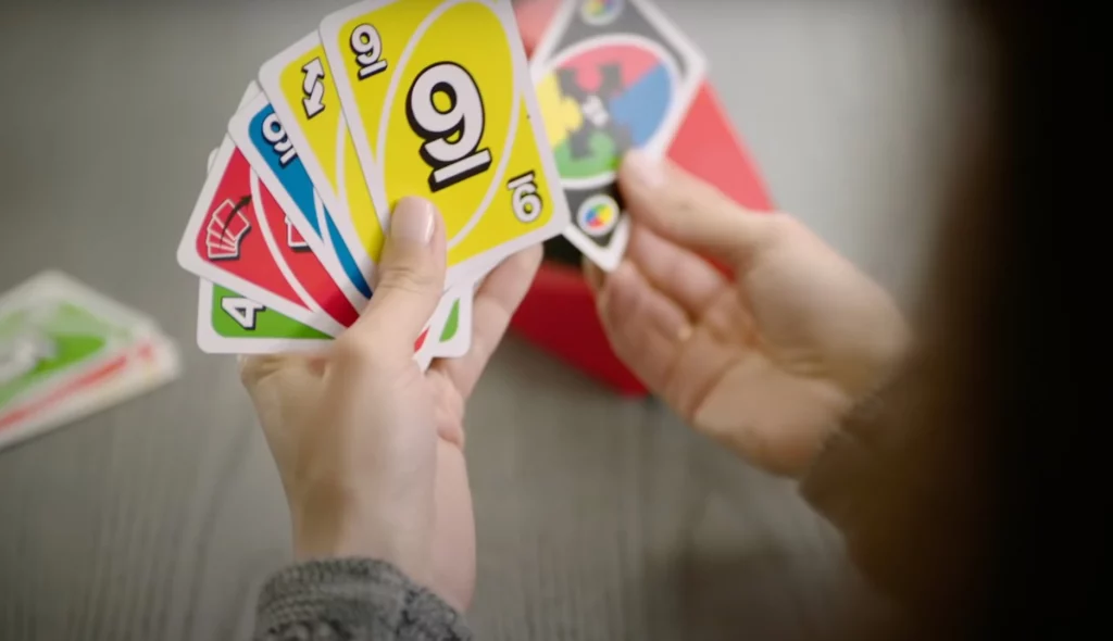 Un jugador con su mano de cvartas UNO